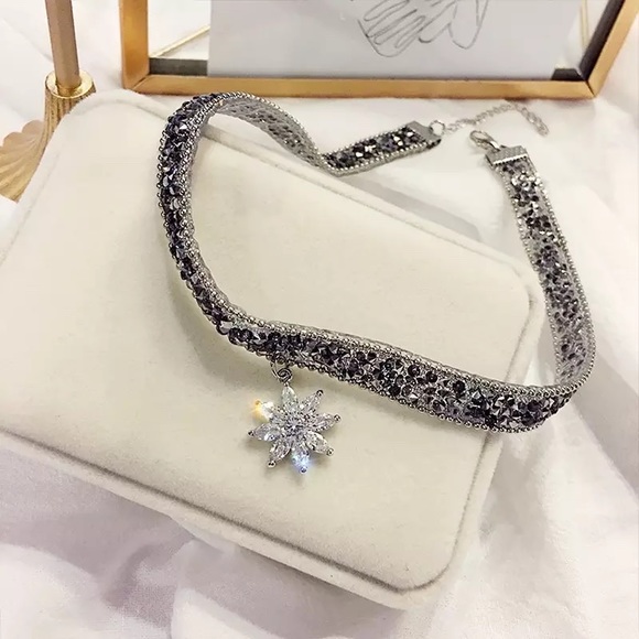 Jewelry - Women Crystal Flower Pendant Choker